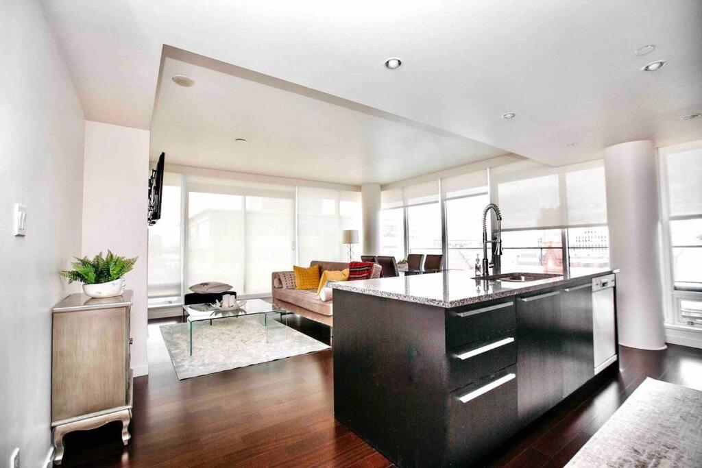 Victoria'S Best Location 2 Bedroom Luxe Condo Luaran gambar