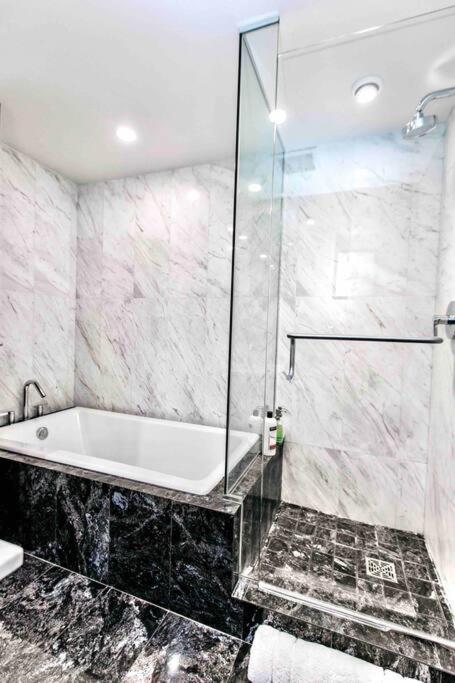 Victoria'S Best Location 2 Bedroom Luxe Condo Luaran gambar