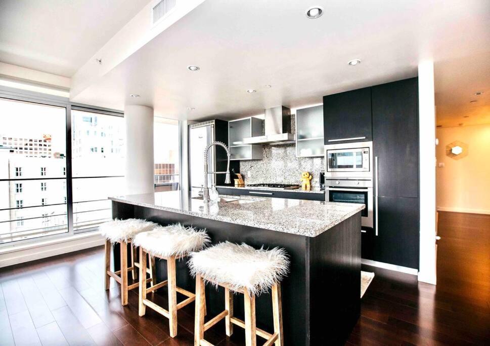 Victoria'S Best Location 2 Bedroom Luxe Condo Luaran gambar