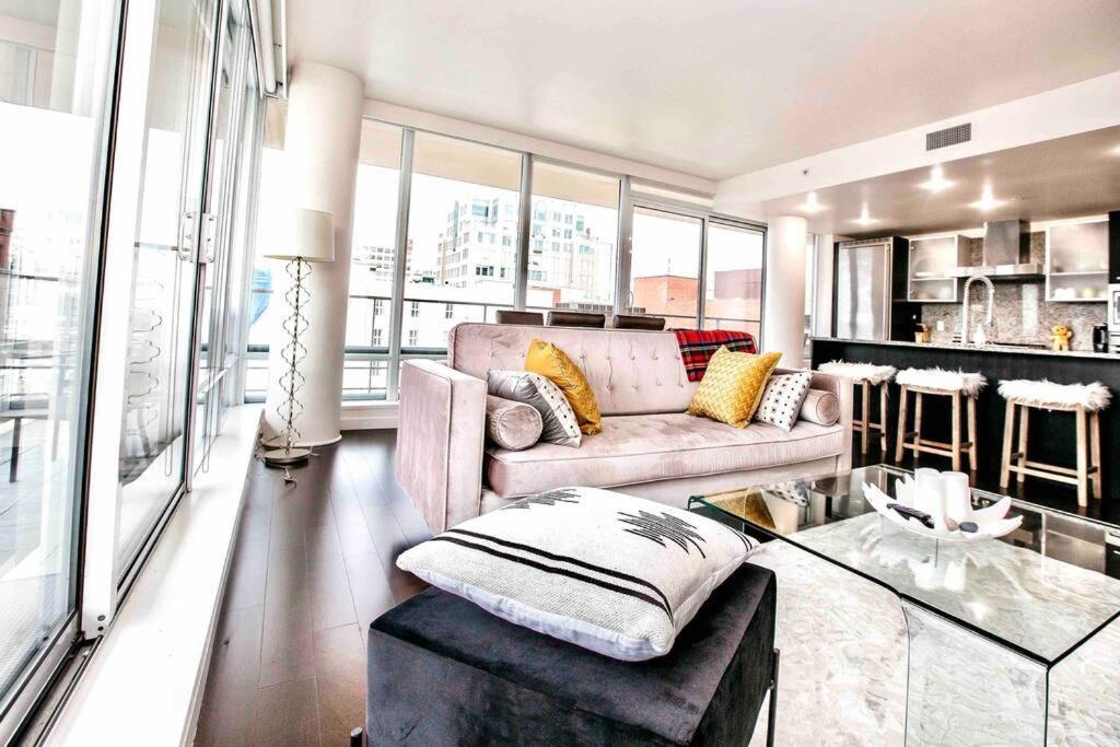 Victoria'S Best Location 2 Bedroom Luxe Condo Luaran gambar