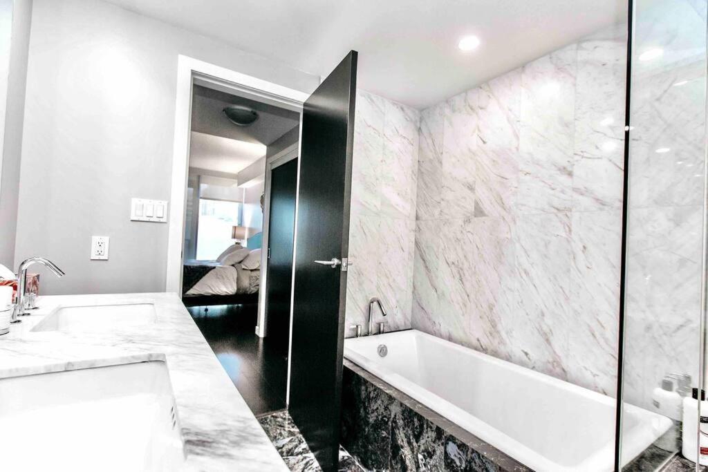 Victoria'S Best Location 2 Bedroom Luxe Condo Luaran gambar
