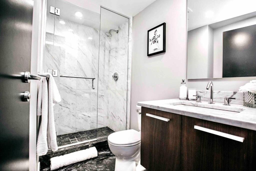 Victoria'S Best Location 2 Bedroom Luxe Condo Luaran gambar