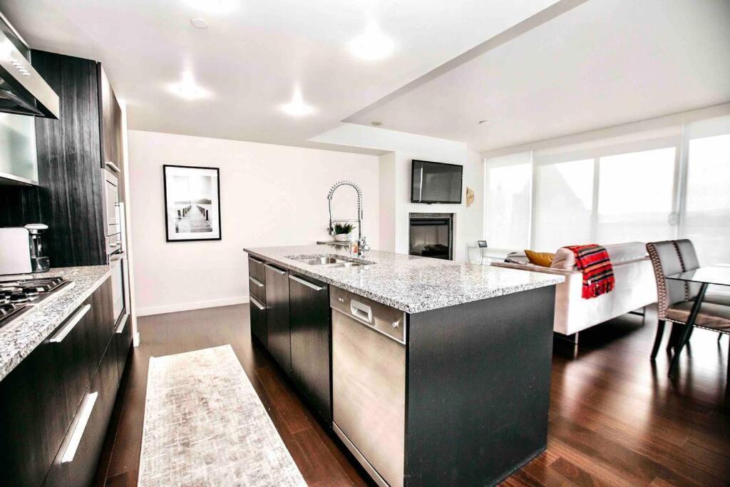 Victoria'S Best Location 2 Bedroom Luxe Condo Luaran gambar